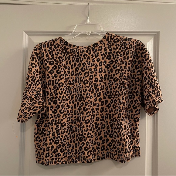 Leopard Short Sleeve Crop Top π - Picture 2 of 4